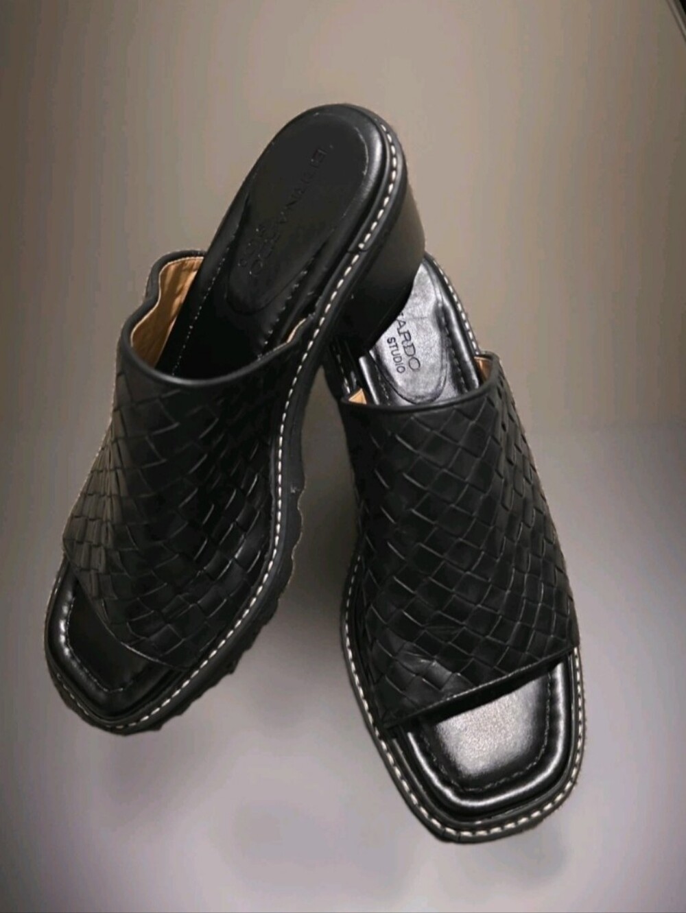 Bernardo Studio black leather woven mules featuring an open-toe design Sz 7.5M